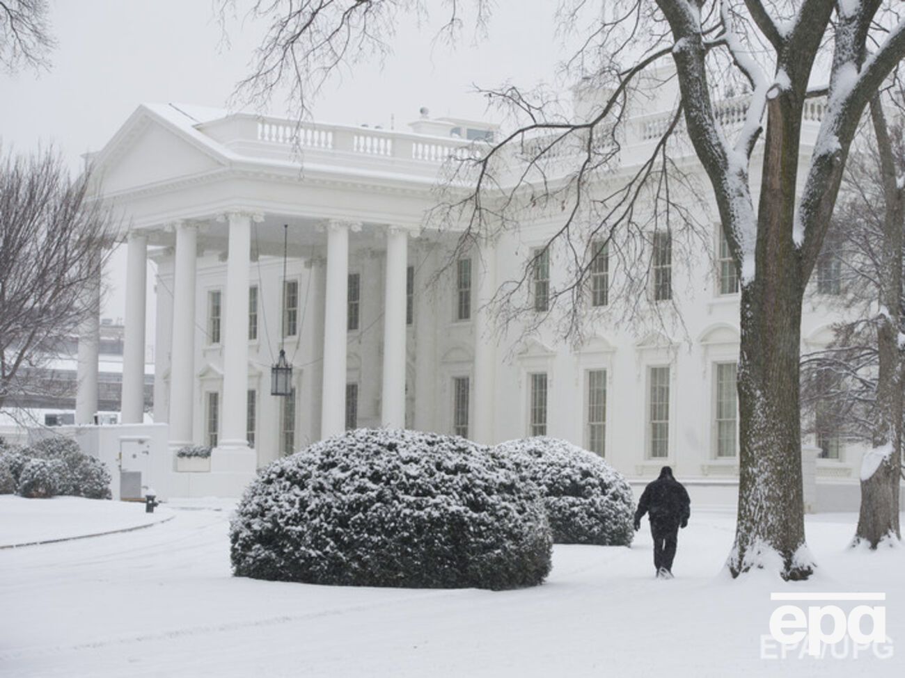 В последние несколько месяцев Белый дом находится под усиленной охраной. Главная причина &ndash; попытки проникновения на его территорию