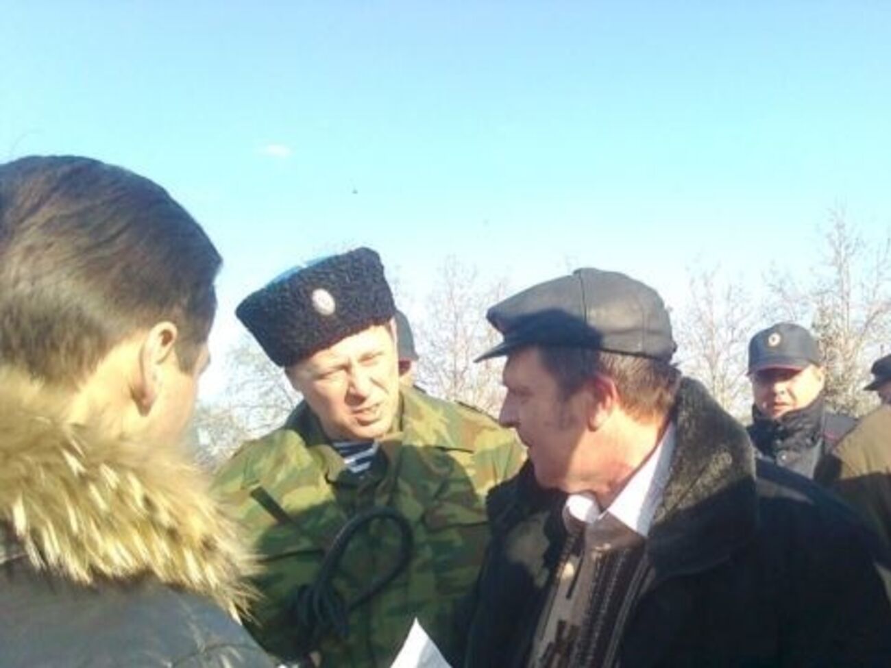 К Большакову подошли люди в форме с нашивками "Россия казачьи войска" и заявили, что митинг на этом месте запрещен