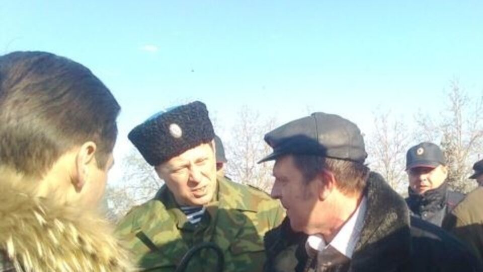 К Большакову подошли люди в форме с нашивками "Россия казачьи войска" и заявили, что митинг на этом месте запрещен