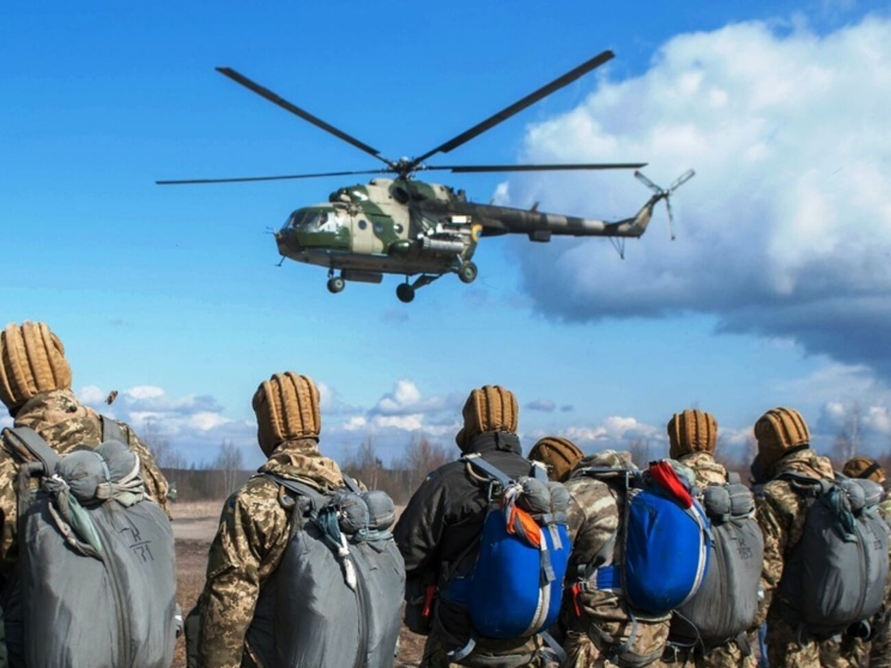 Прыжки выполняли и женщины-десантницы, которые собственным примером демонстрировали уверенность в выполнении поставленных задач