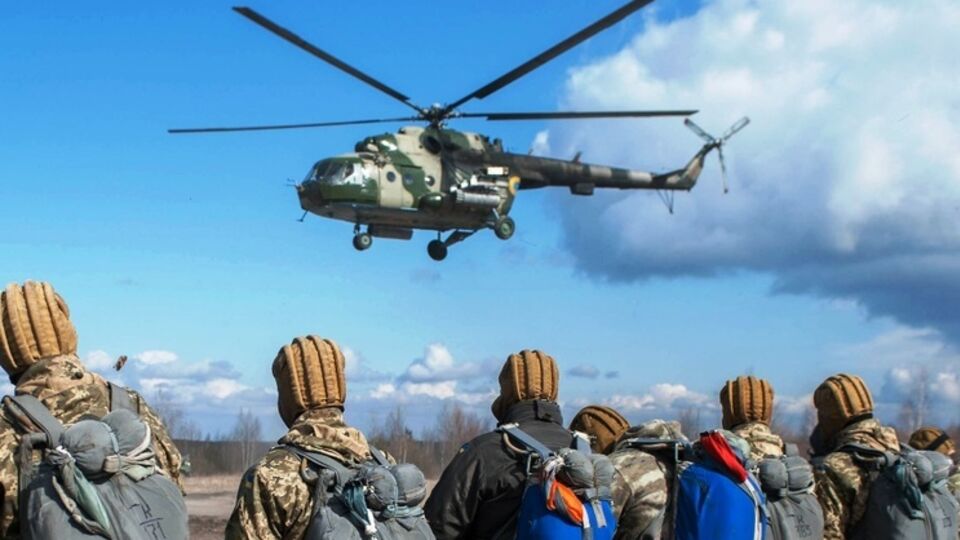 Прыжки выполняли и женщины-десантницы, которые собственным примером демонстрировали уверенность в выполнении поставленных задач