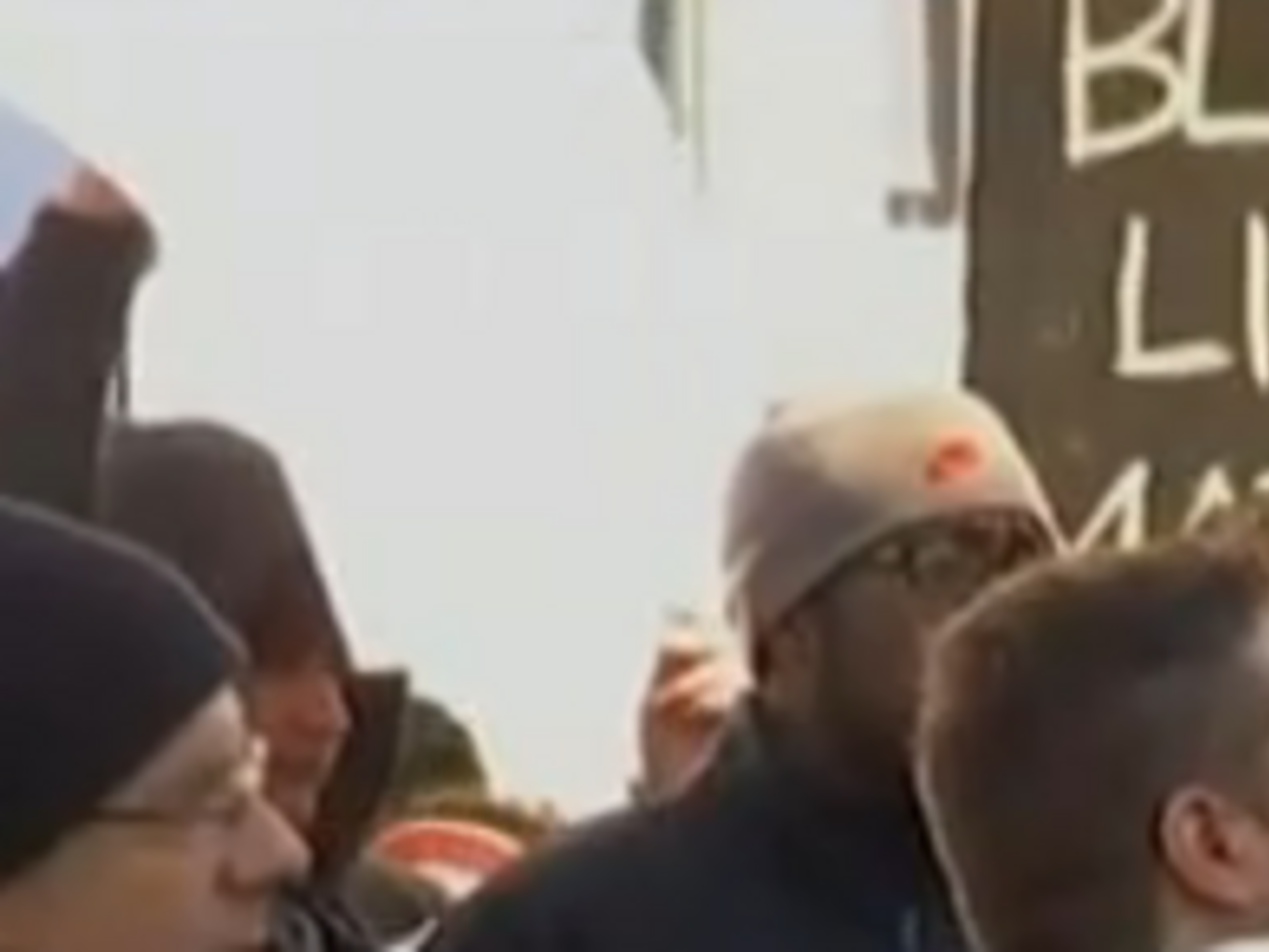 Манифестанты держали в руках плакаты с надписью &ldquo;Жизнь чернокожих также имеет значение&rdquo;