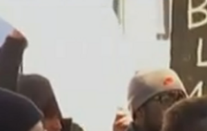 Манифестанты держали в руках плакаты с надписью “Жизнь чернокожих также имеет значение”