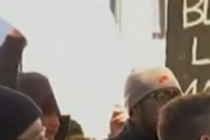 Манифестанты держали в руках плакаты с надписью “Жизнь чернокожих также имеет значение”