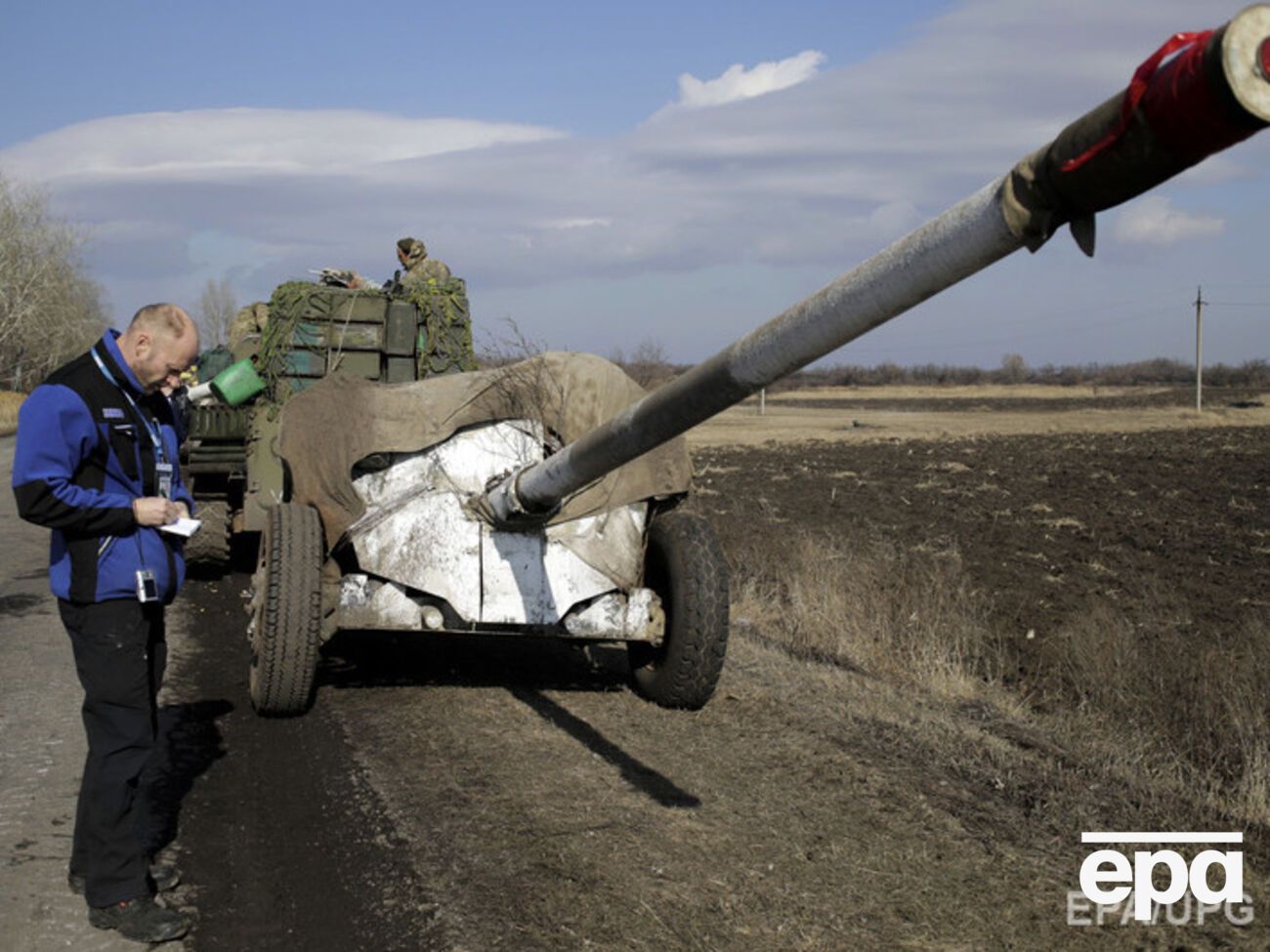 По словам Мочанова, работники ОБСЕ рассказали, что боевики перекрашивают бортовые номера, чтобы их обмануть