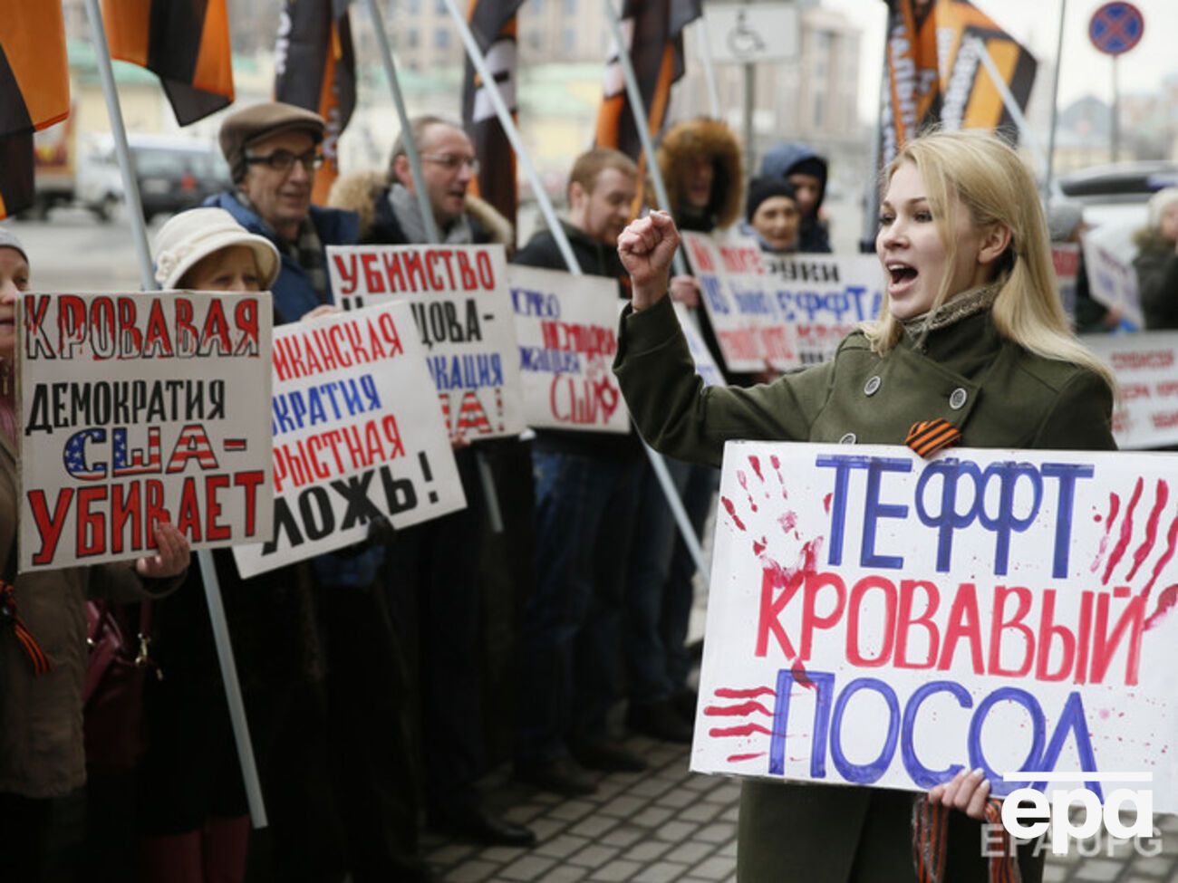 Советская риторика была официально антизападной, но не могла подавить страсть простых россиян к "Битлз", их желание получать новости передачи "Голос Америки", но в прошлом году антиамериканские настроения выросли во всех слоях российского населения