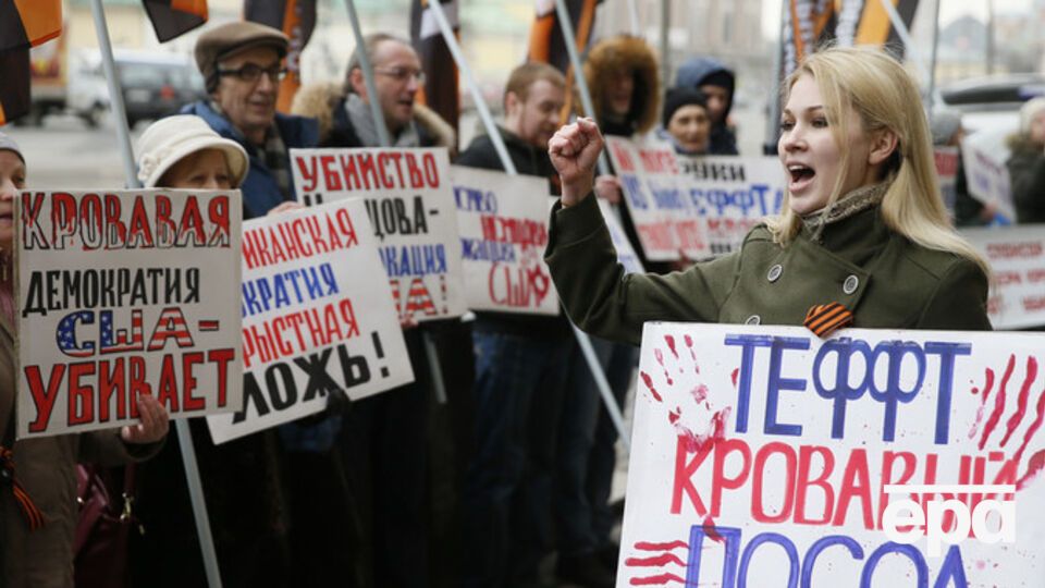 Советская риторика была официально антизападной, но не могла подавить страсть простых россиян к "Битлз", их желание получать новости передачи "Голос Америки", но в прошлом году антиамериканские настроения выросли во всех слоях российского населения