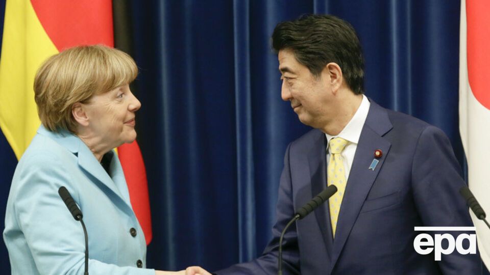 Меркель призвала власти Японии поддержать сохранение санкций в отношении России.