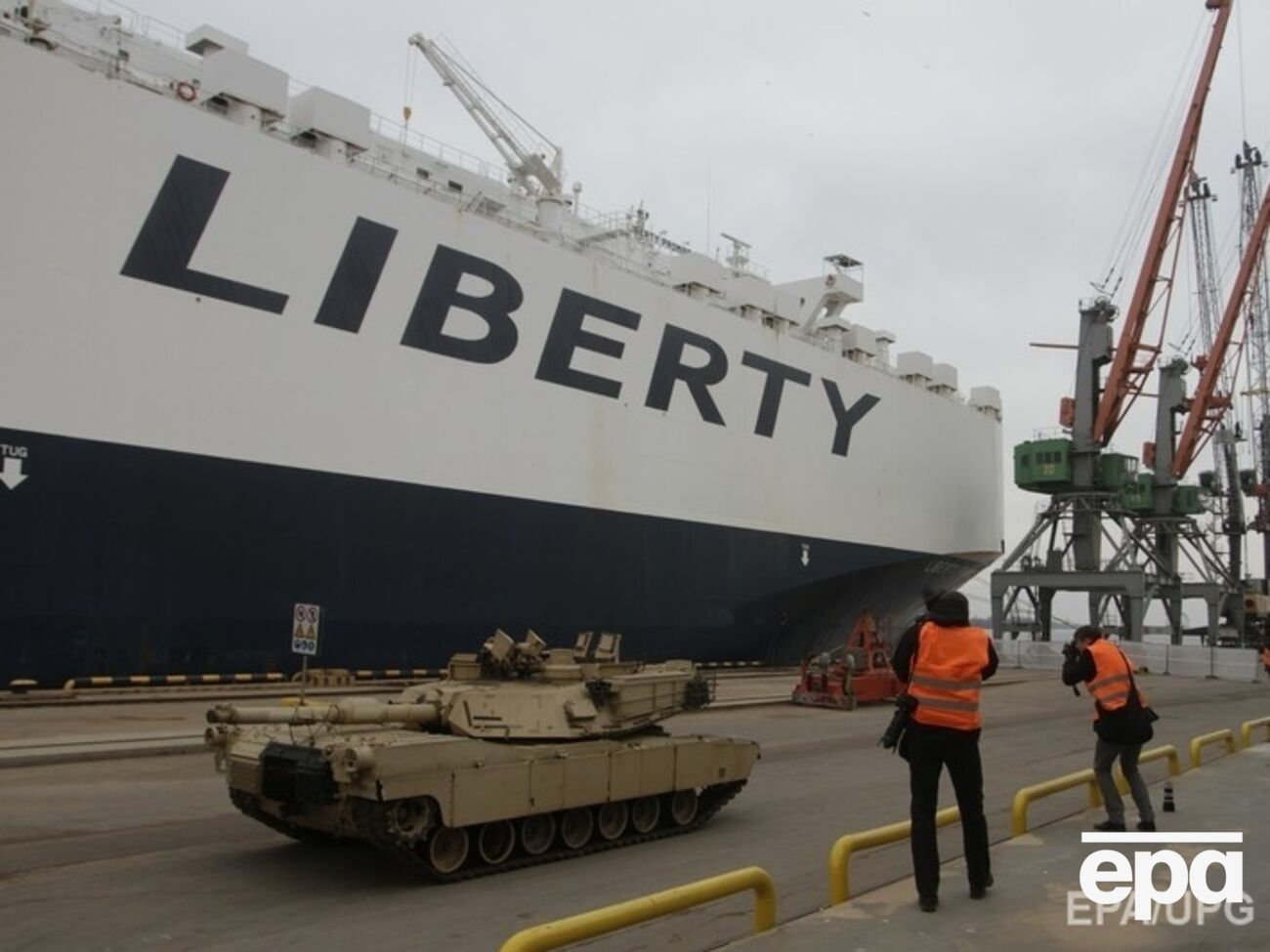 Бронетехника и персонал, который его сопровождает, усилят обороноспособность Латвии в рамках ротации войск НАТО