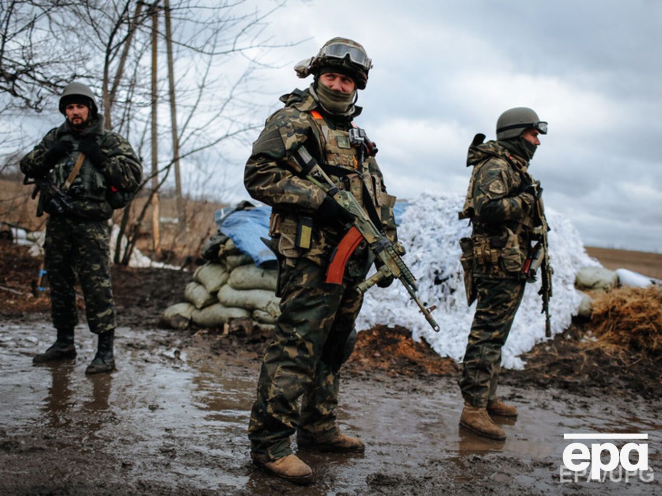 Пресс-центр АТО: Украинские военные находятся на своих позициях и все атаки врага успешно отражают