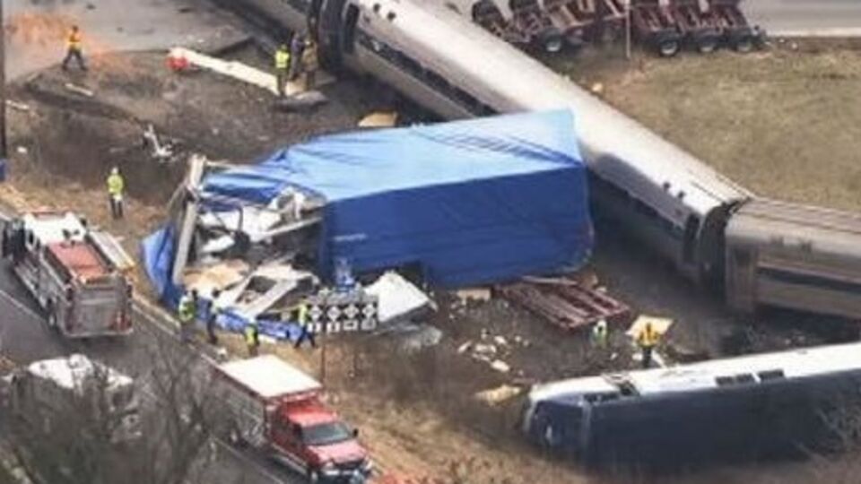 В США поезд столкнулся с грузовиком