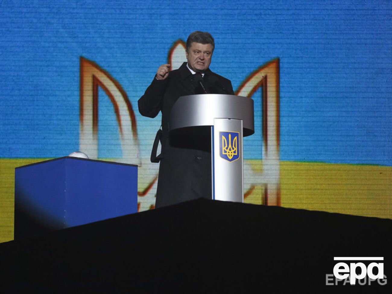 Порошенко: Люди не понимают, зачем им, будучи под оккупацией, платить огромную цену, не получая ни копейки