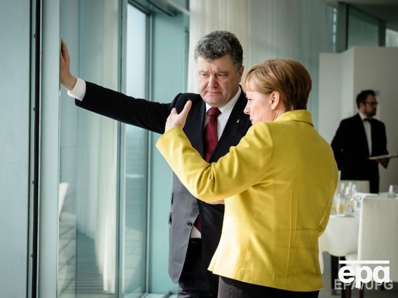 Собеседники выразили надежду, что встреча трехсторонней контактной группы позволит осуществить следующие шаги по имплементации Минских договоренностей