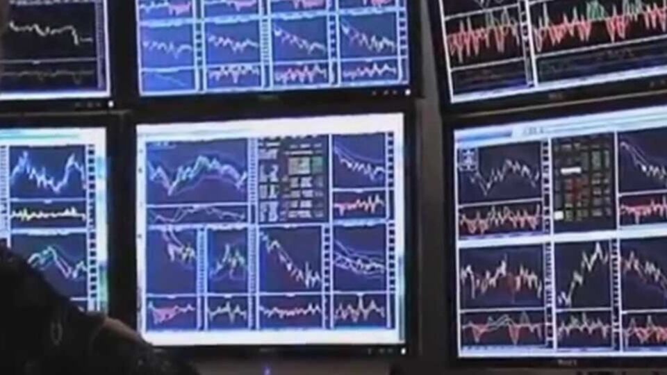 Причинами такого улучшения финансовых показателей России Bloomberg называет рост цен на нефть и стабилизация ситуации в Украине