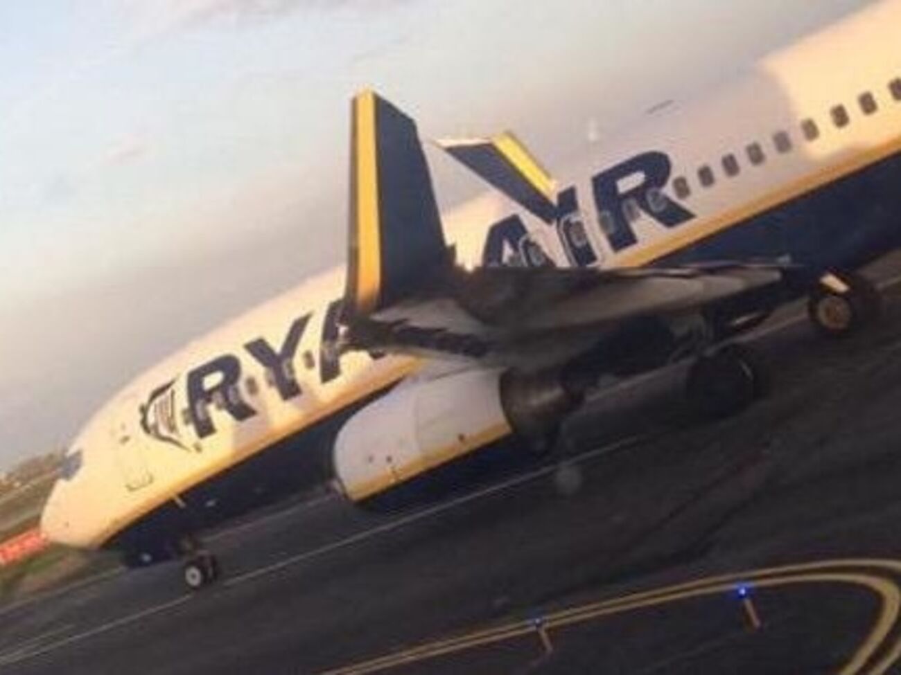 Один самолет выполнял рейс в Эдинбург (Шотландия), другой --- в Задар (Хорватия)