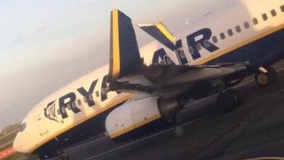 Один самолет выполнял рейс в Эдинбург (Шотландия), другой --- в Задар (Хорватия)