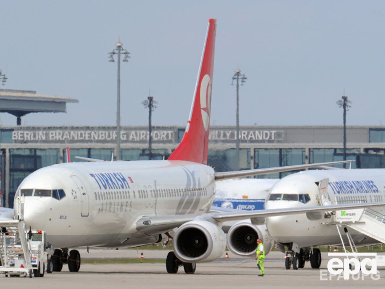 Самолет совершил экстренную посадку из-за угрозы взрыва