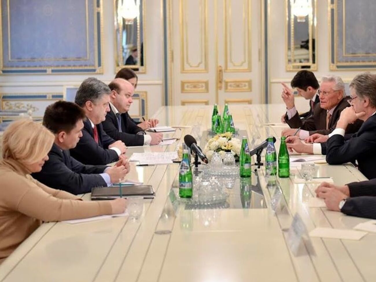 Порошенко на встрече&nbsp;с делегацией бывших лидеров государств, входящих в Совет Международного центра Низами