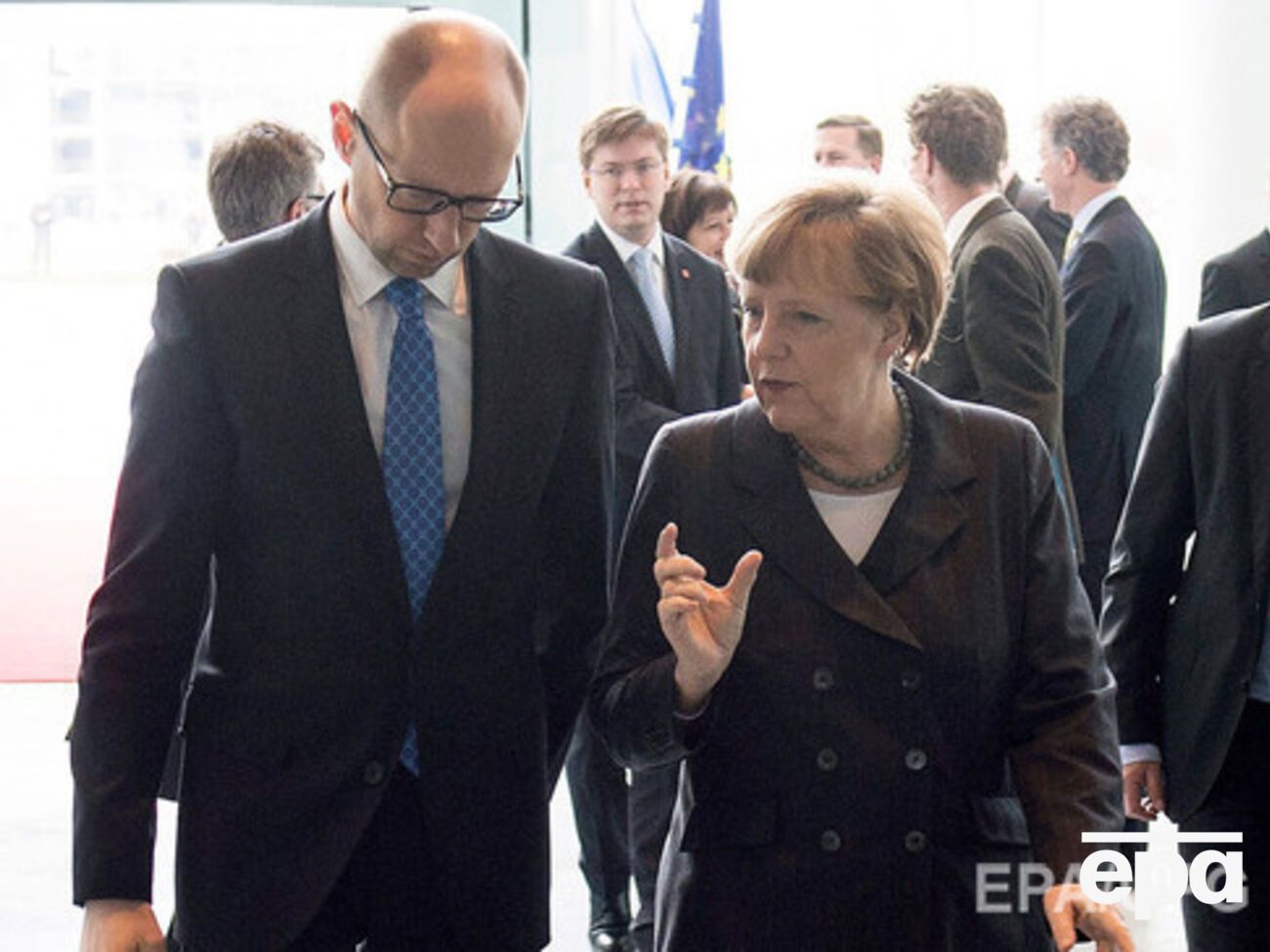 Яценюк и Меркель заявили, что на Донбассе нужно прекратить огонь и решить вопрос об отводе вооружений