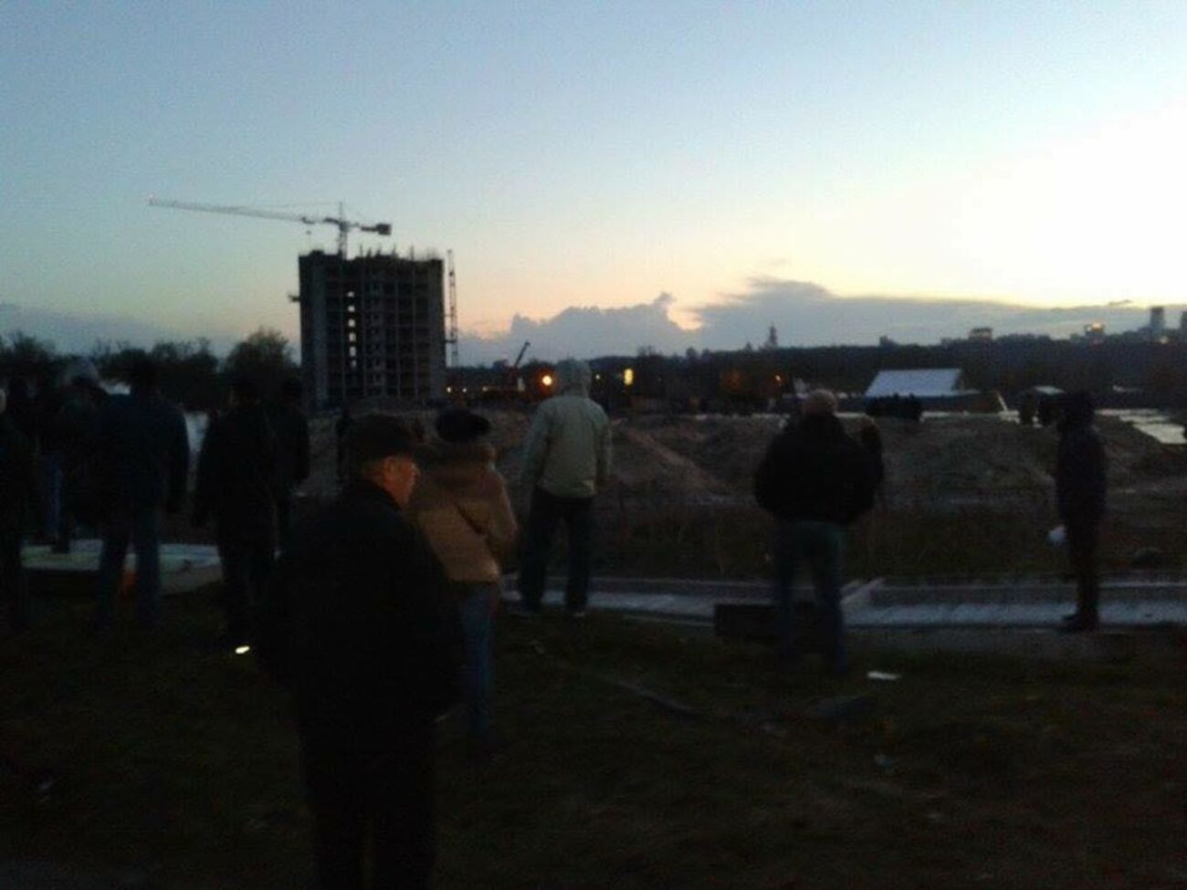 Участники акции протеста сломали бетонный забор вокруг стройки