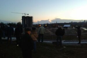 Участники акции протеста сломали бетонный забор вокруг стройки