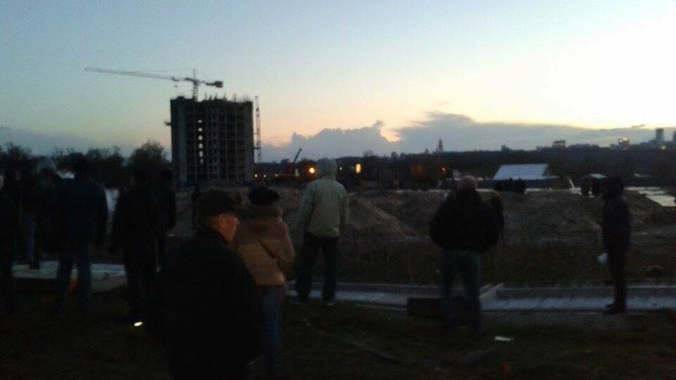 Участники акции протеста сломали бетонный забор вокруг стройки