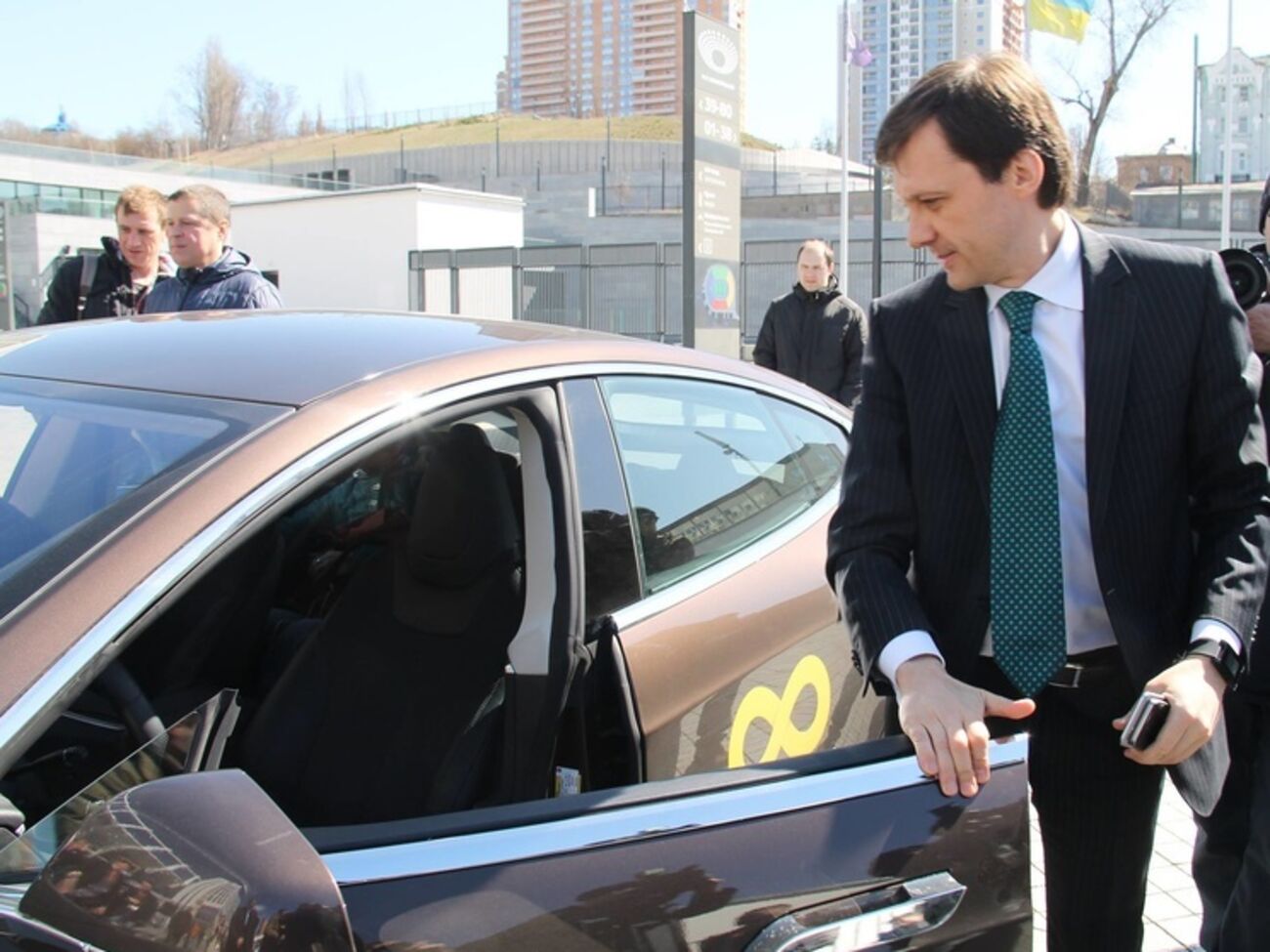 Министр экологии и природных ресурсов Шевченко протестировал электромобиль Tesla