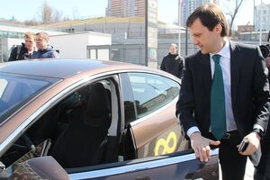 Министр экологии и природных ресурсов Шевченко протестировал электромобиль Tesla