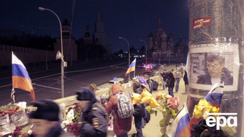 СМИ: Мемориал на месте убийства Немцова подвергся нападению со стороны активистов "Русского освободительного движения SERB"