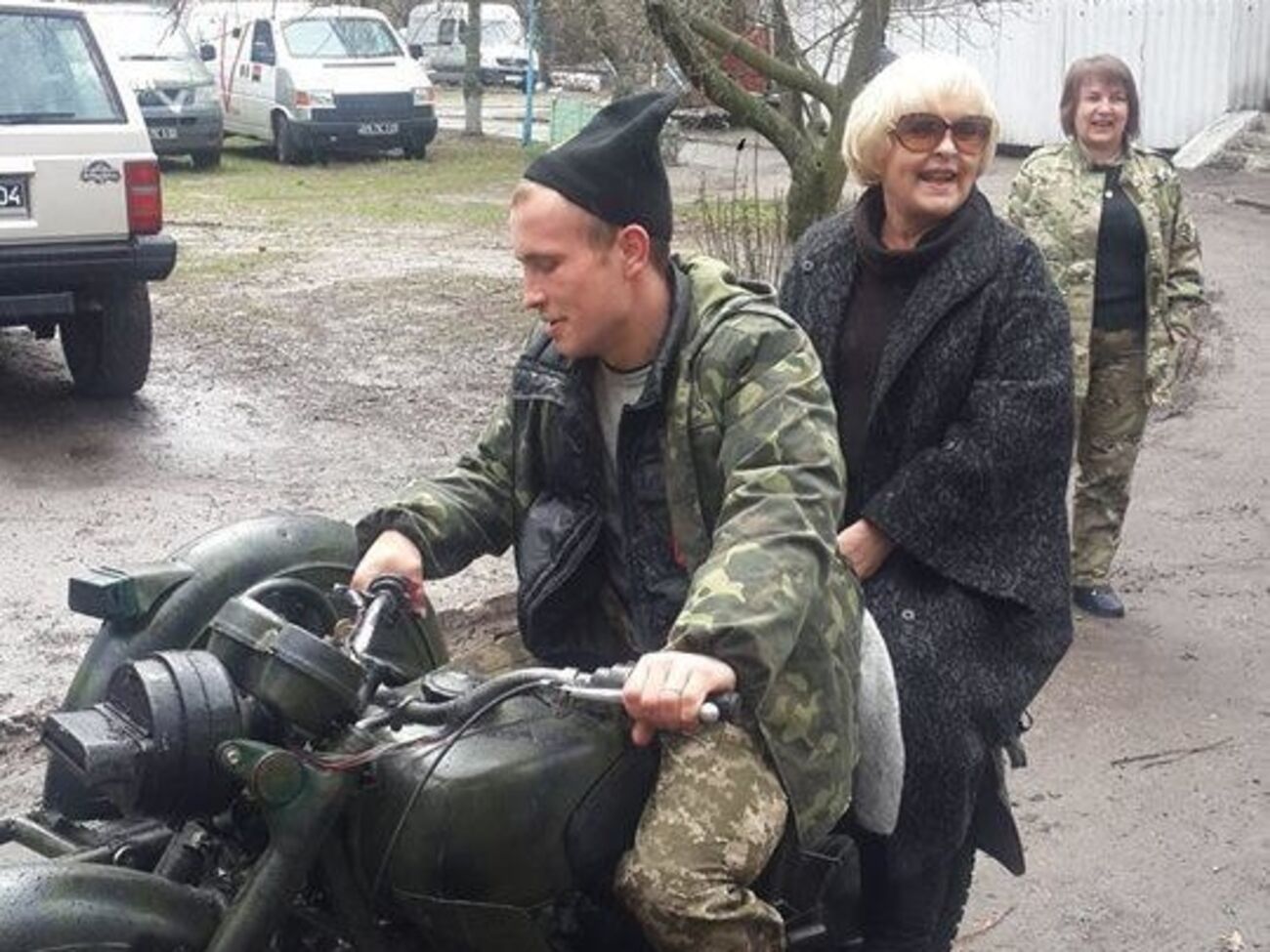 Роговцева посетила базу "Правого сектора" в Днепропетровске. Фоторепортаж