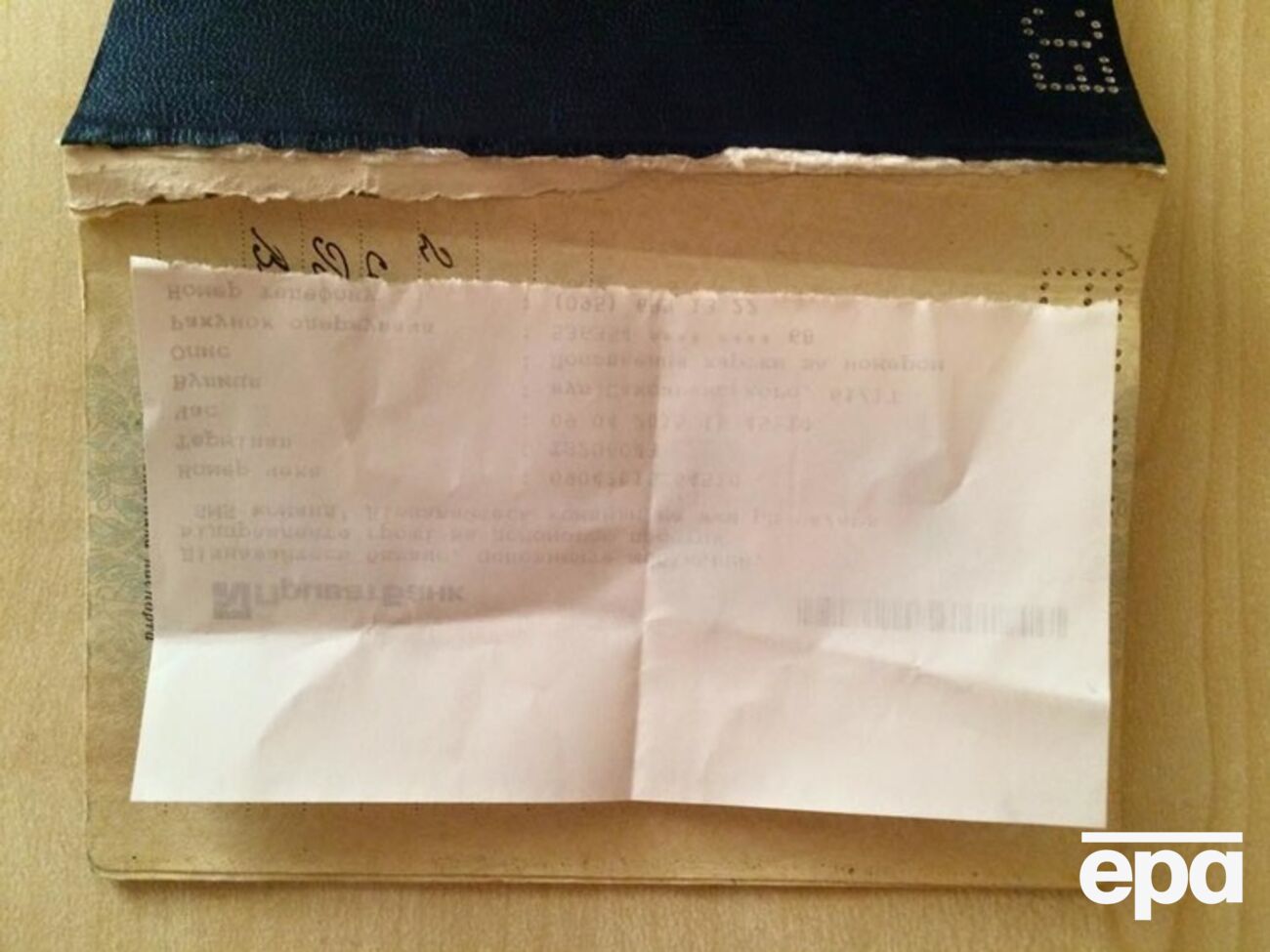 Паспорт крымского татарина испортили российские пограничники, сообщил Антон Геращенко