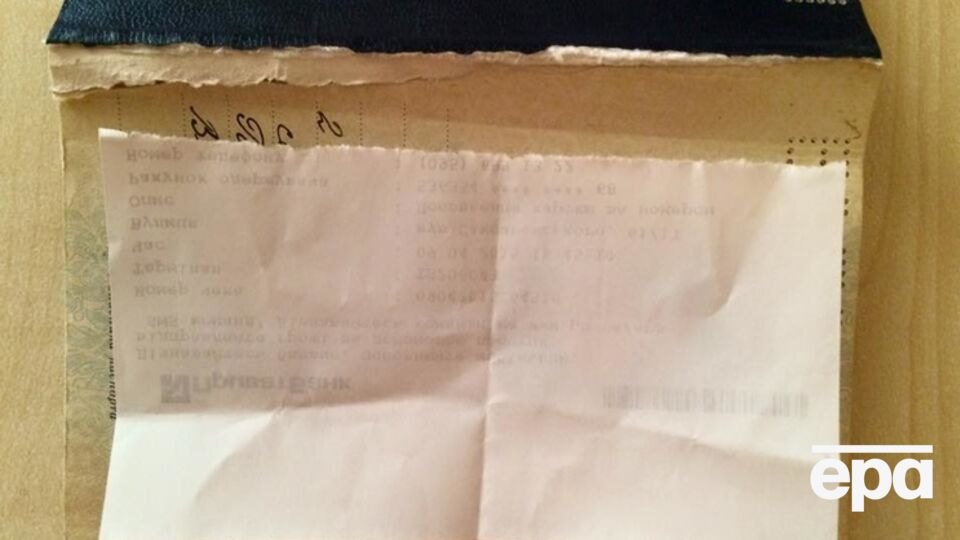 Паспорт крымского татарина испортили российские пограничники, сообщил Антон Геращенко