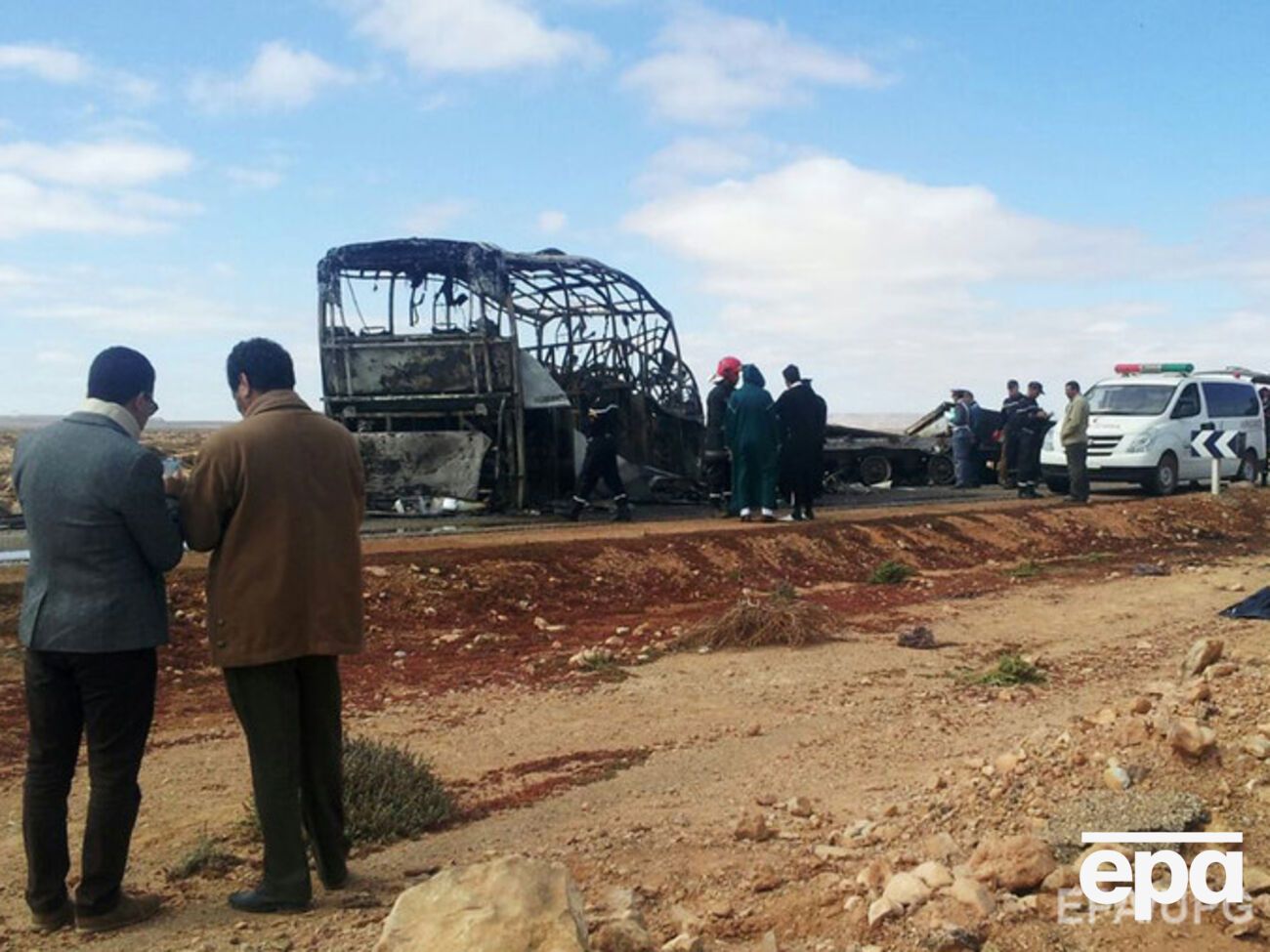 После столкновения и автобус, и грузовик загорелись