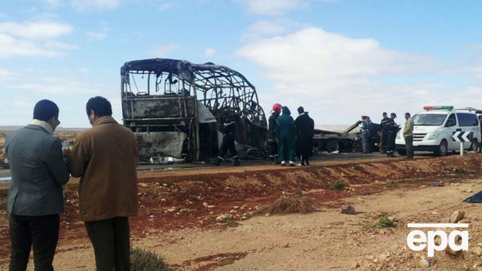 После столкновения и автобус, и грузовик загорелись