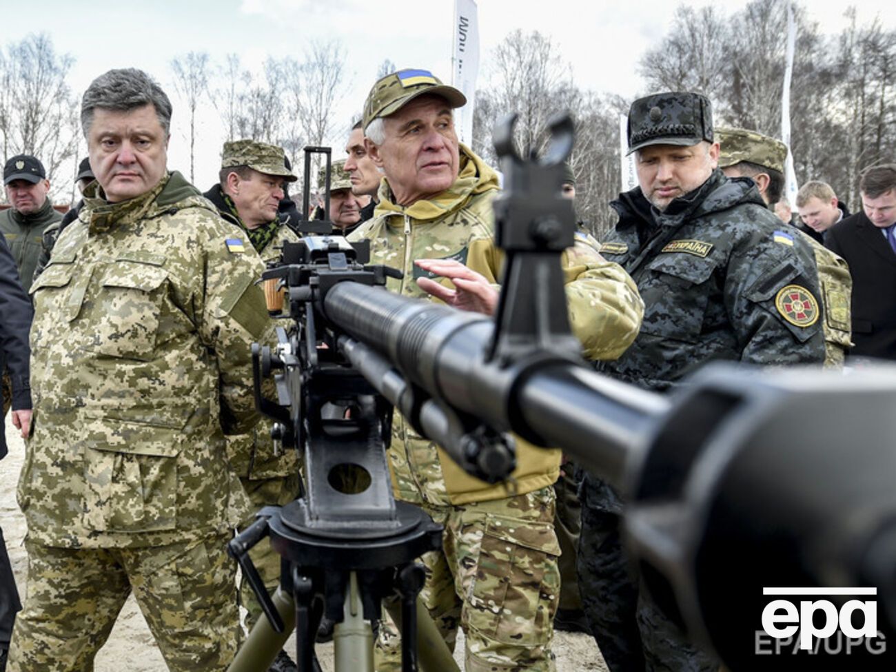 От Порошенко требуют ветировать закон о запрете коммунистической и нацистской символик