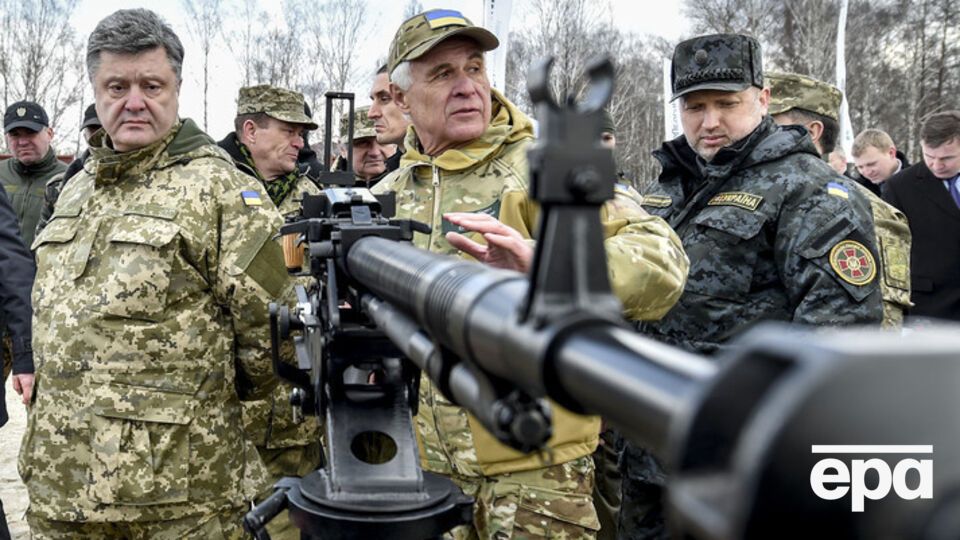 От Порошенко требуют ветировать закон о запрете коммунистической и нацистской символик