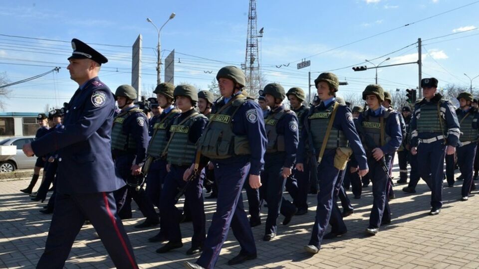 Население должно видеть местную милицию и бойцов сводных подразделений, заявил Аброськин