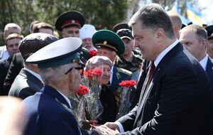 Во время визита в Одессу украинский президент Петр Порошенко почтил память моряков, погибших при защите и освобождении города в годы Второй мировой войны
