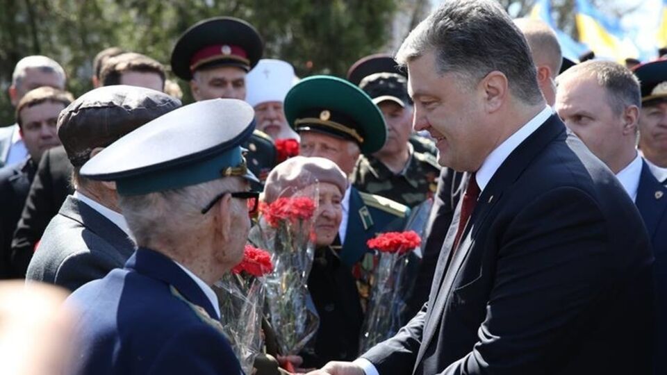 Во время визита в Одессу украинский президент Петр Порошенко почтил память моряков, погибших при защите и освобождении города в годы Второй мировой войны