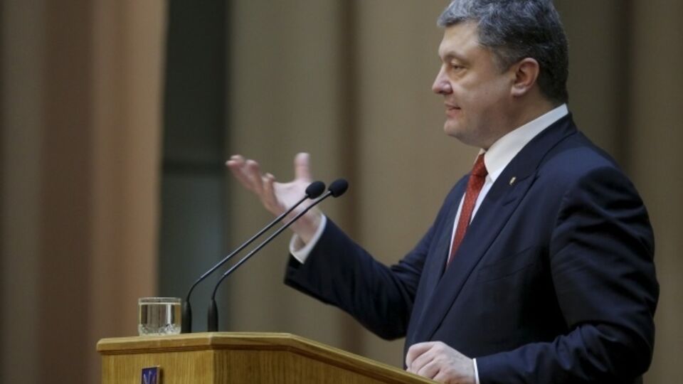 Порошенко требует отменить неприкосновенность судей