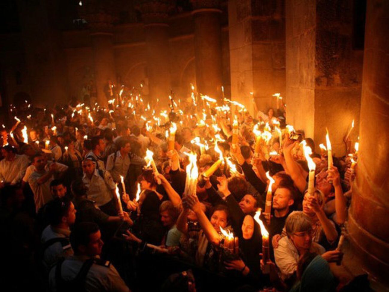 Благодатный огонь сходит в Великую Субботу в храме Гроба Господня в Иерусалиме