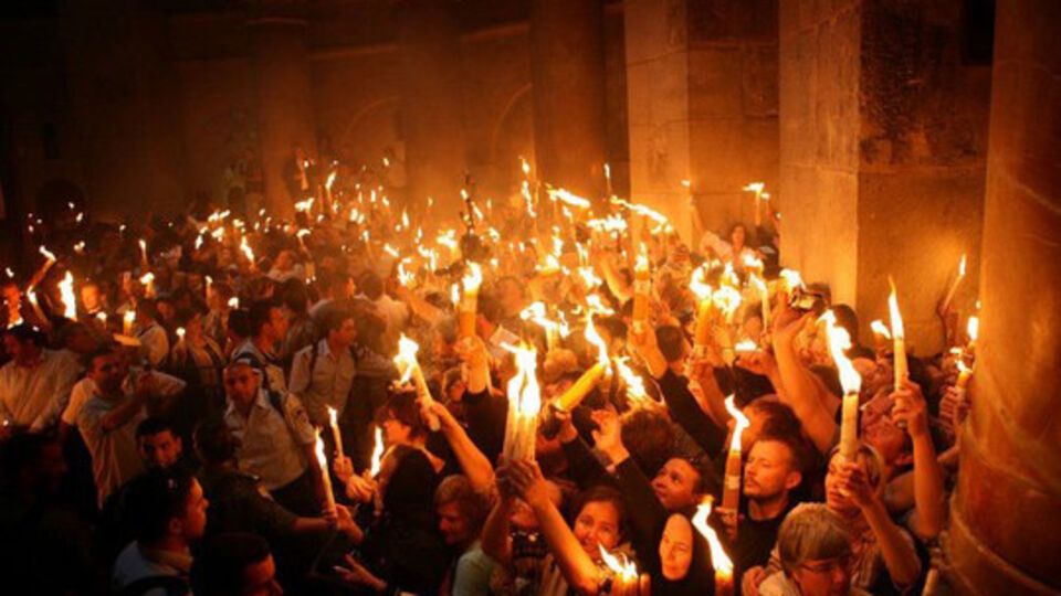 Благодатный огонь сходит в Великую Субботу в храме Гроба Господня в Иерусалиме