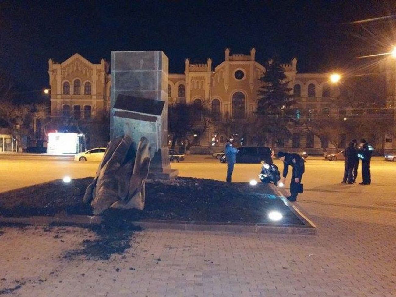 В Харькове ночью снесли памятники Орджоникидзе, Рудневу и Свердлову. Видео