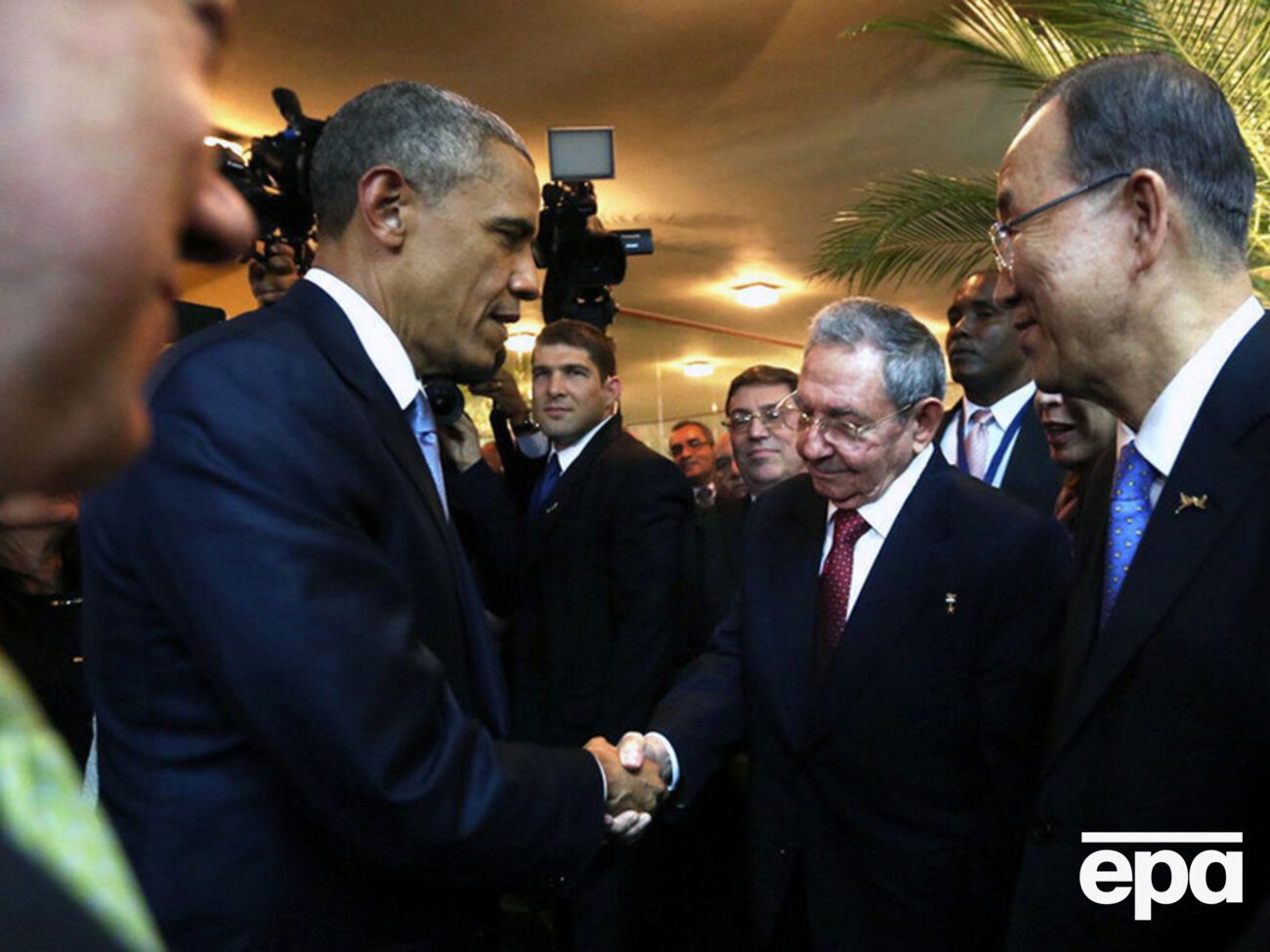 Обама и Кастро пожали друг другу руки