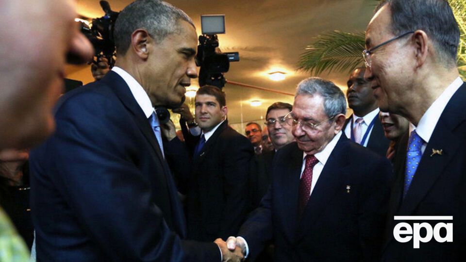 Обама и Кастро пожали друг другу руки