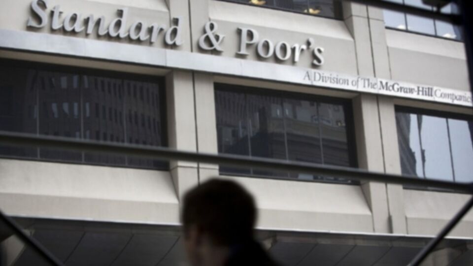 Standard&Poors прогнозирует падение украинской экономики в 2015 году и ее рост в следующем году