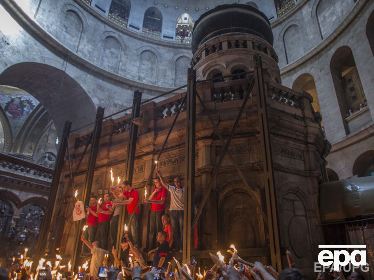 Благодатный огонь сошел в храме Гроба Господня