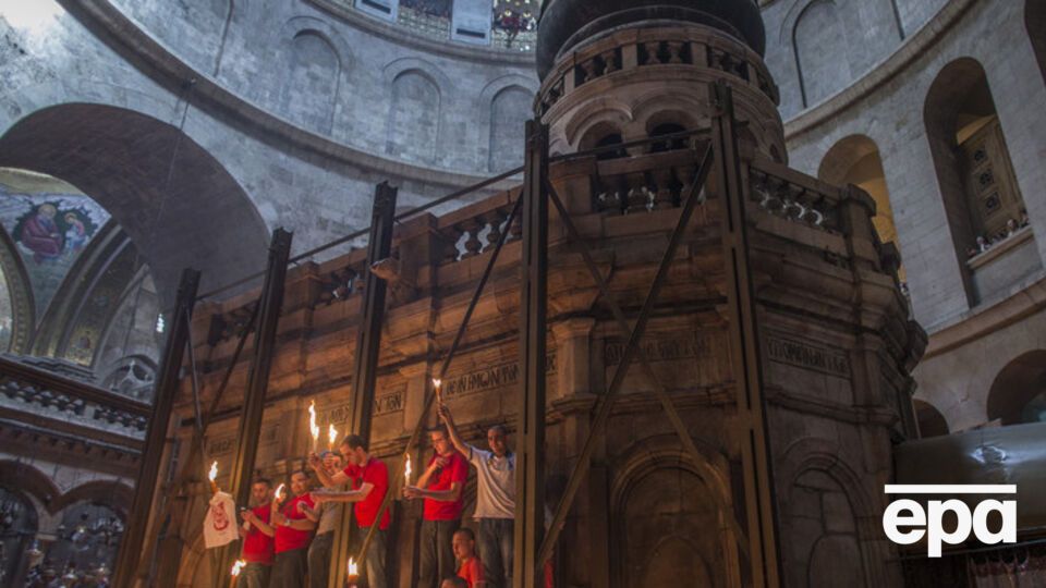 Благодатный огонь сошел в храме Гроба Господня