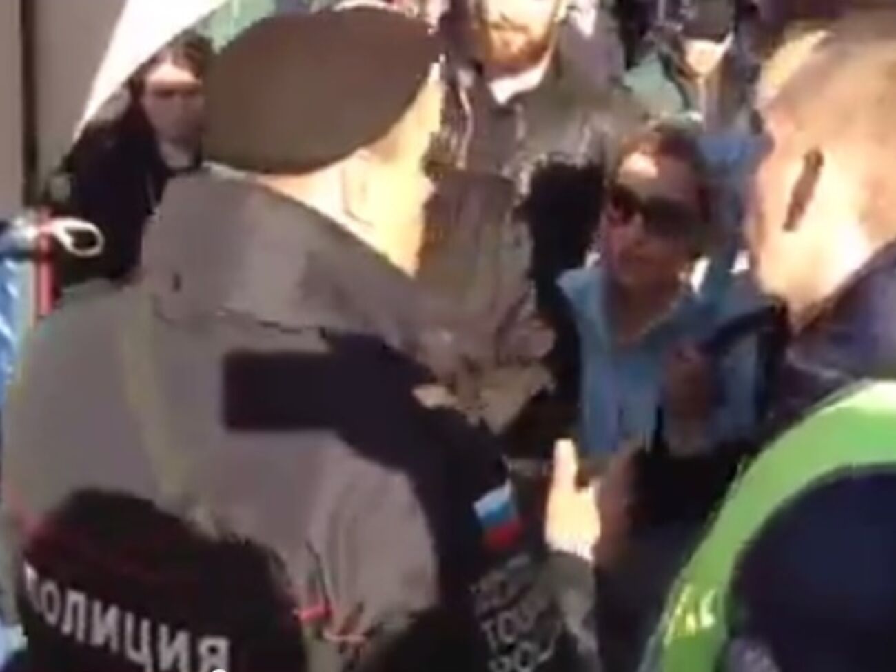 В Москве полицейский защищал агитаторов, собиравших деньги на войну в Украине, от возмущенных людей. Видео