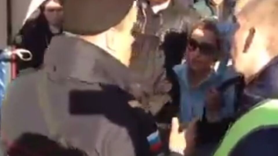 В Москве полицейский защищал агитаторов, собиравших деньги на войну в Украине, от возмущенных людей. Видео